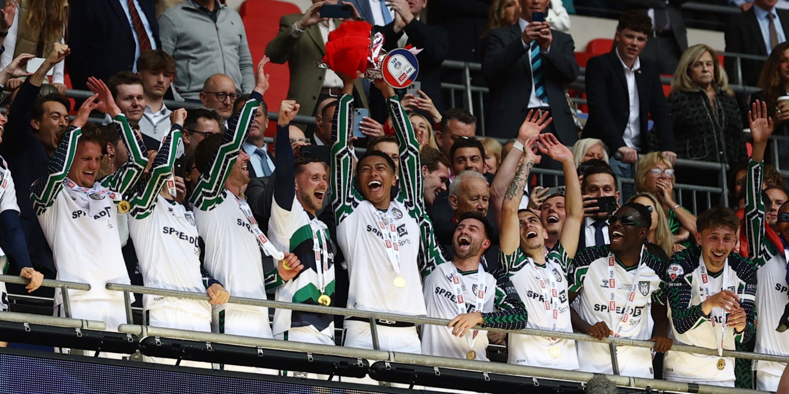 Sunderland's Jobe Bellingham lifts the trophy as he celebrates with teammates after winning the championship play-off final