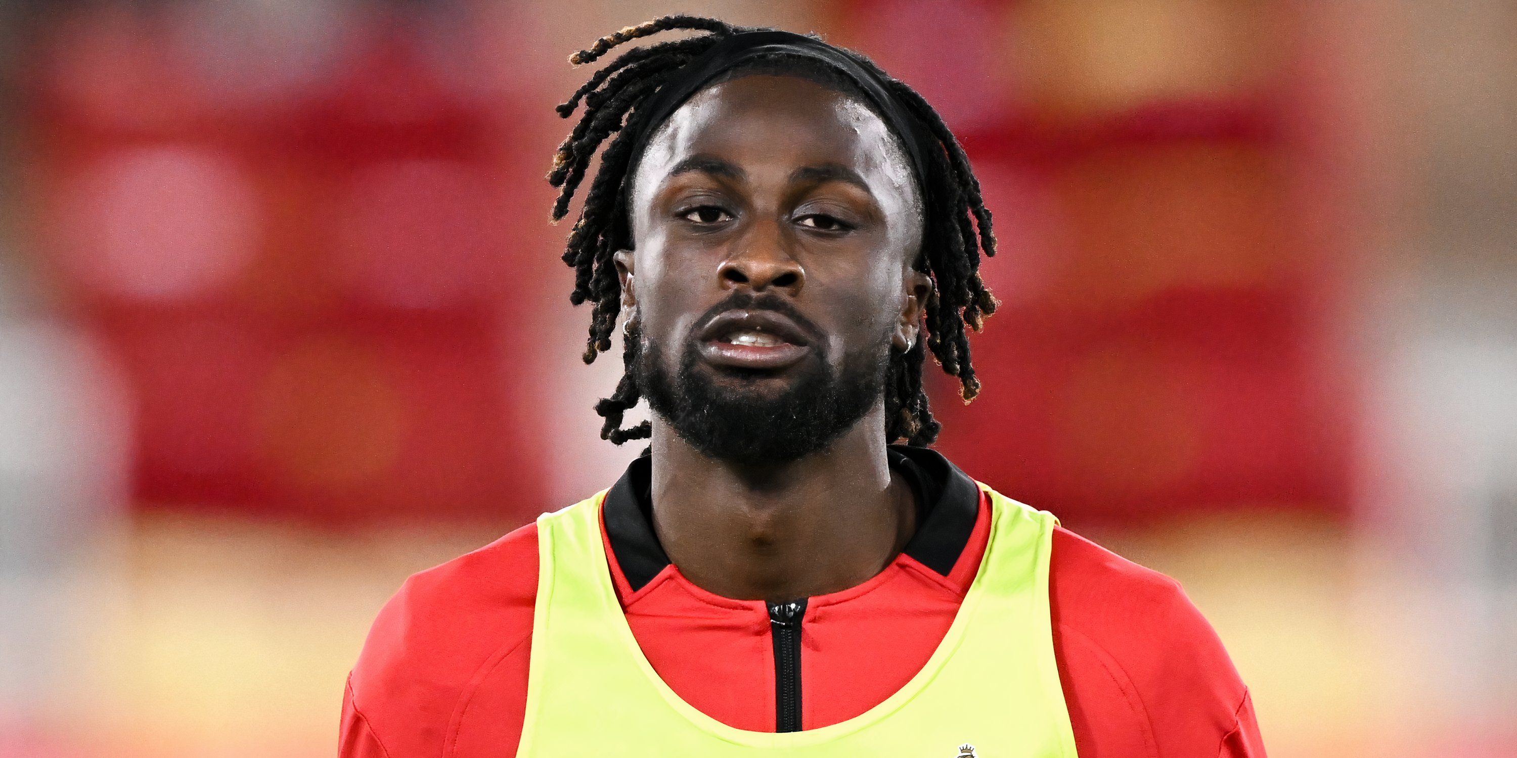 Evann Guessand خلال عملية الاحماء قبل المباراة مع لطيفة