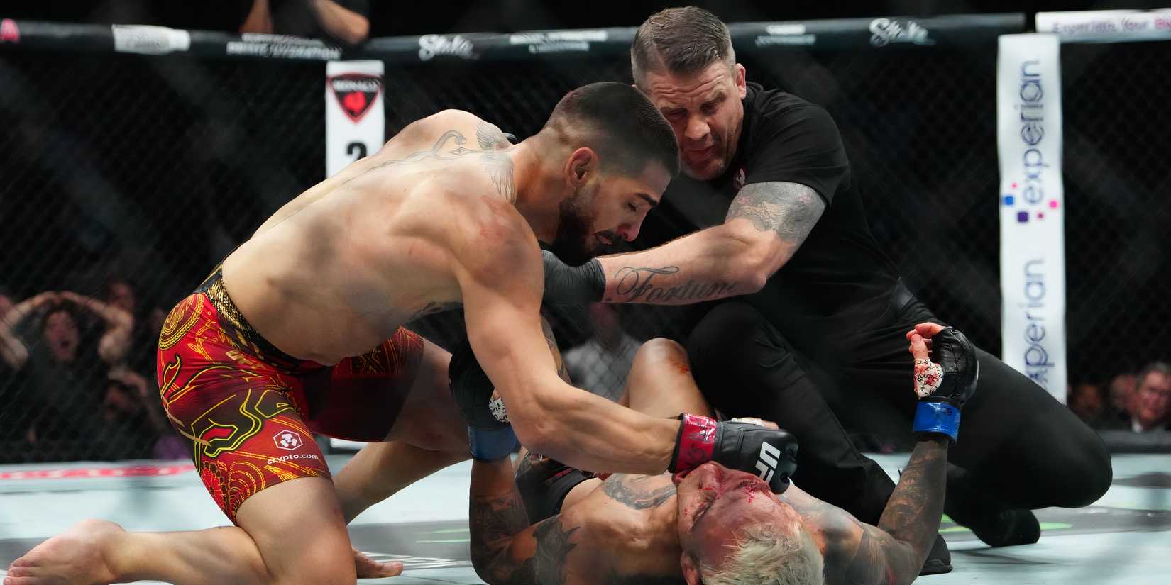 Topuria beats Oliveira