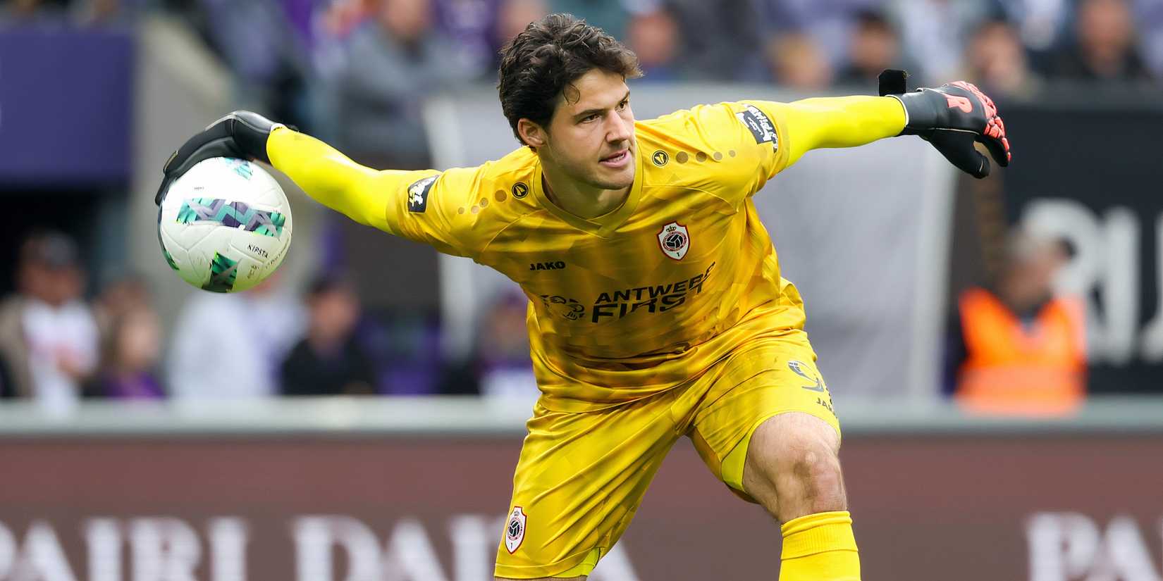 Manchester Utd move closer to settling on a deal for Royal Antwerp keeper 