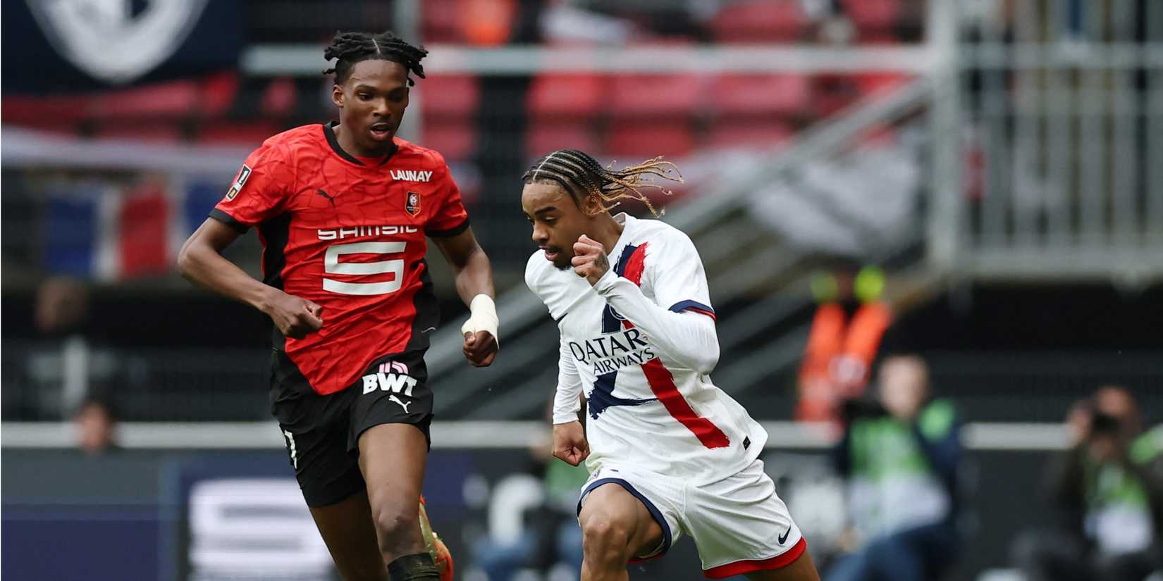 Jeremy Jacquet marking Bradley Barcola