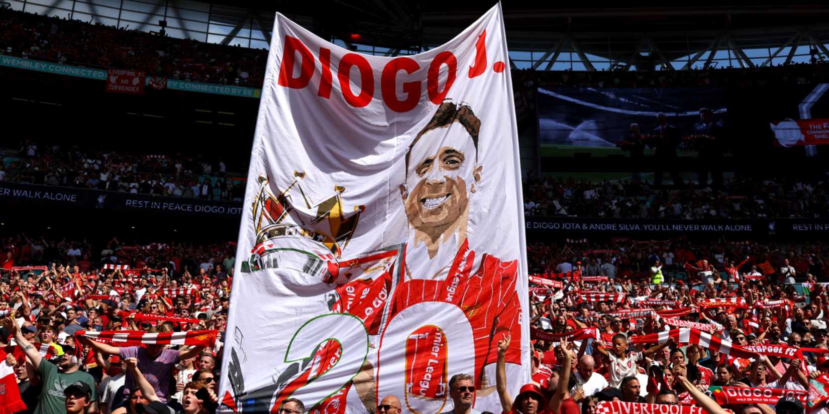 Pancarta homenaje a Diogo Jota en Wembley