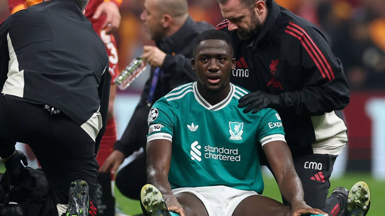 Fabrizio Romano cập nhật tương lai 'quái thú' được Real Madrid săn đón 4 Ibrahima Konate receiving treatment in the UEFA Champions League for Liverpool