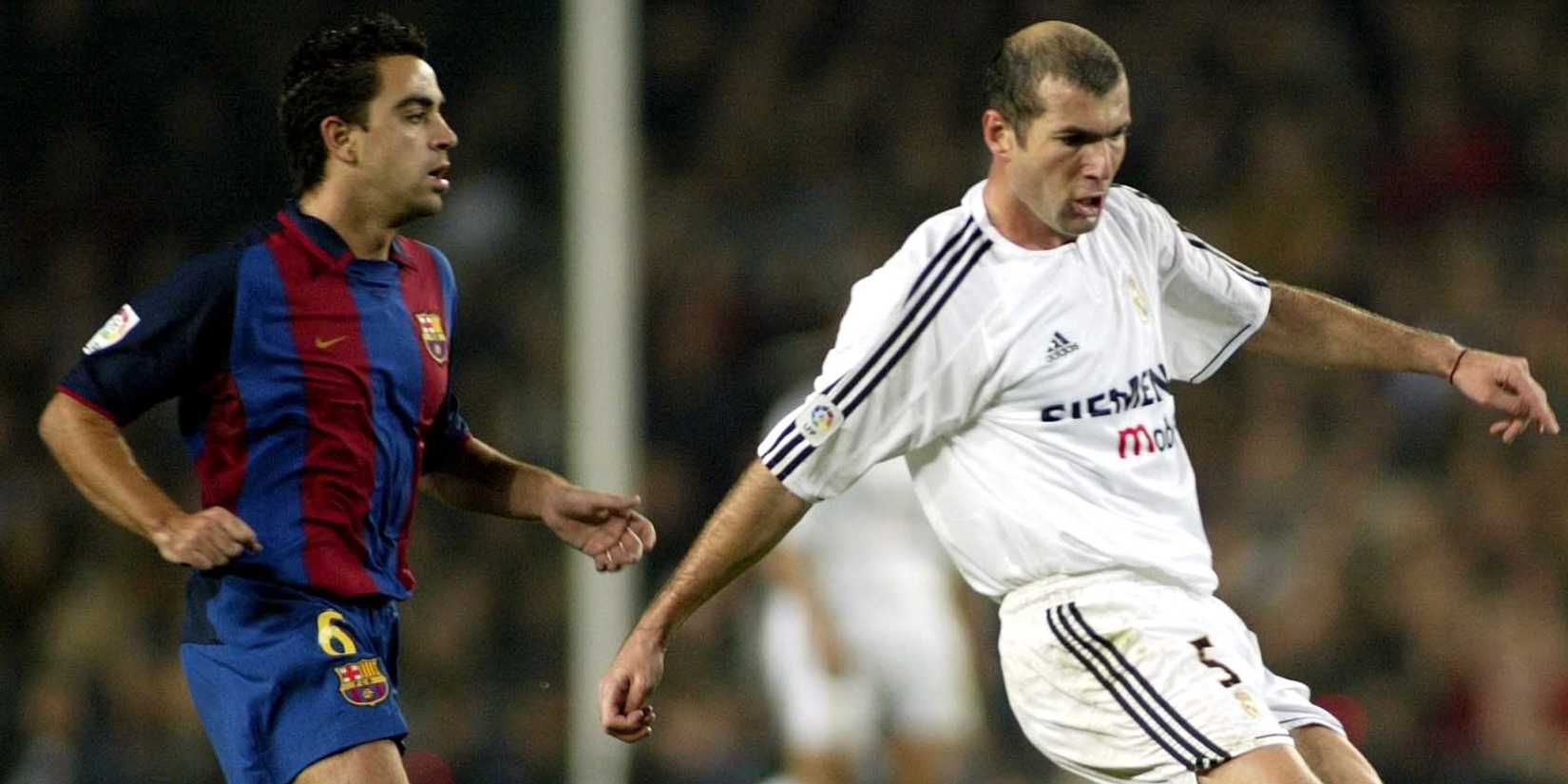 Zinedine Zidane (Real Madrid) in action against Xavi Hernandez (Barcelona)