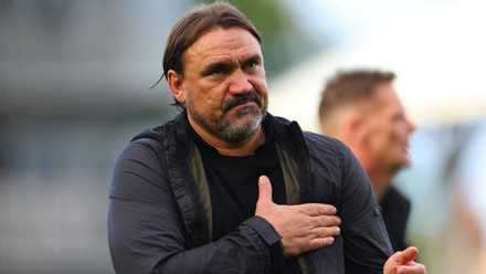 Leeds United head coach Daniel Farke showing appreciation towards supporters
