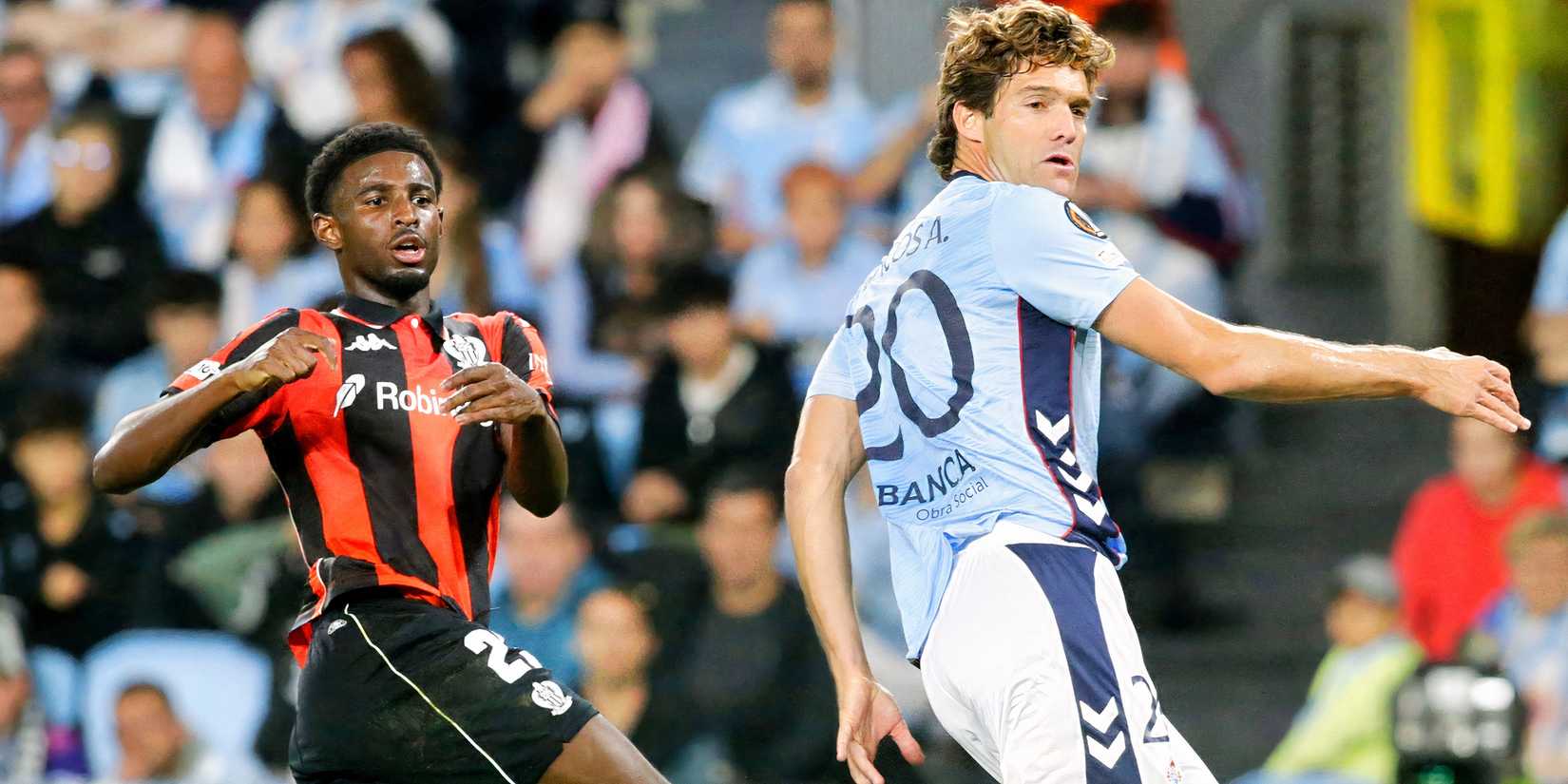 Mohamed-Ali Cho gets the better of Marcos Alonso