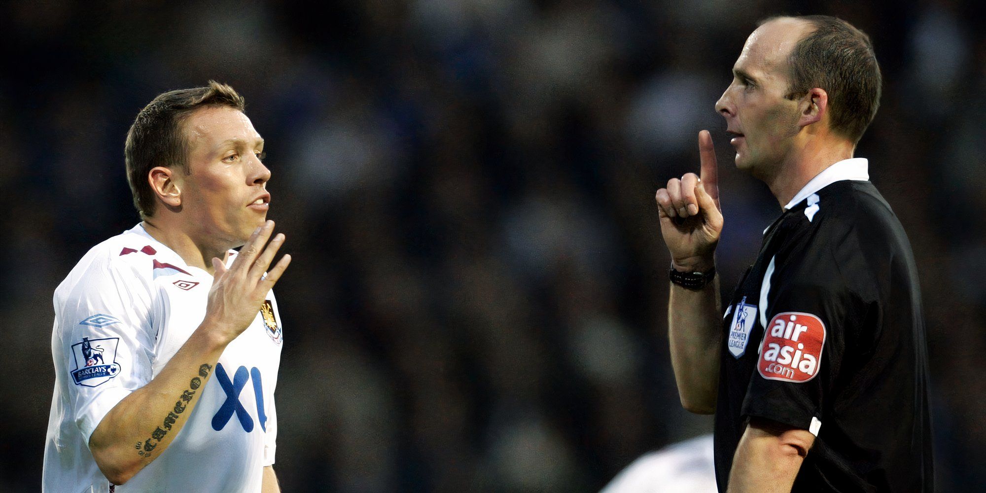 Craig Bellamy dan Mike Dean