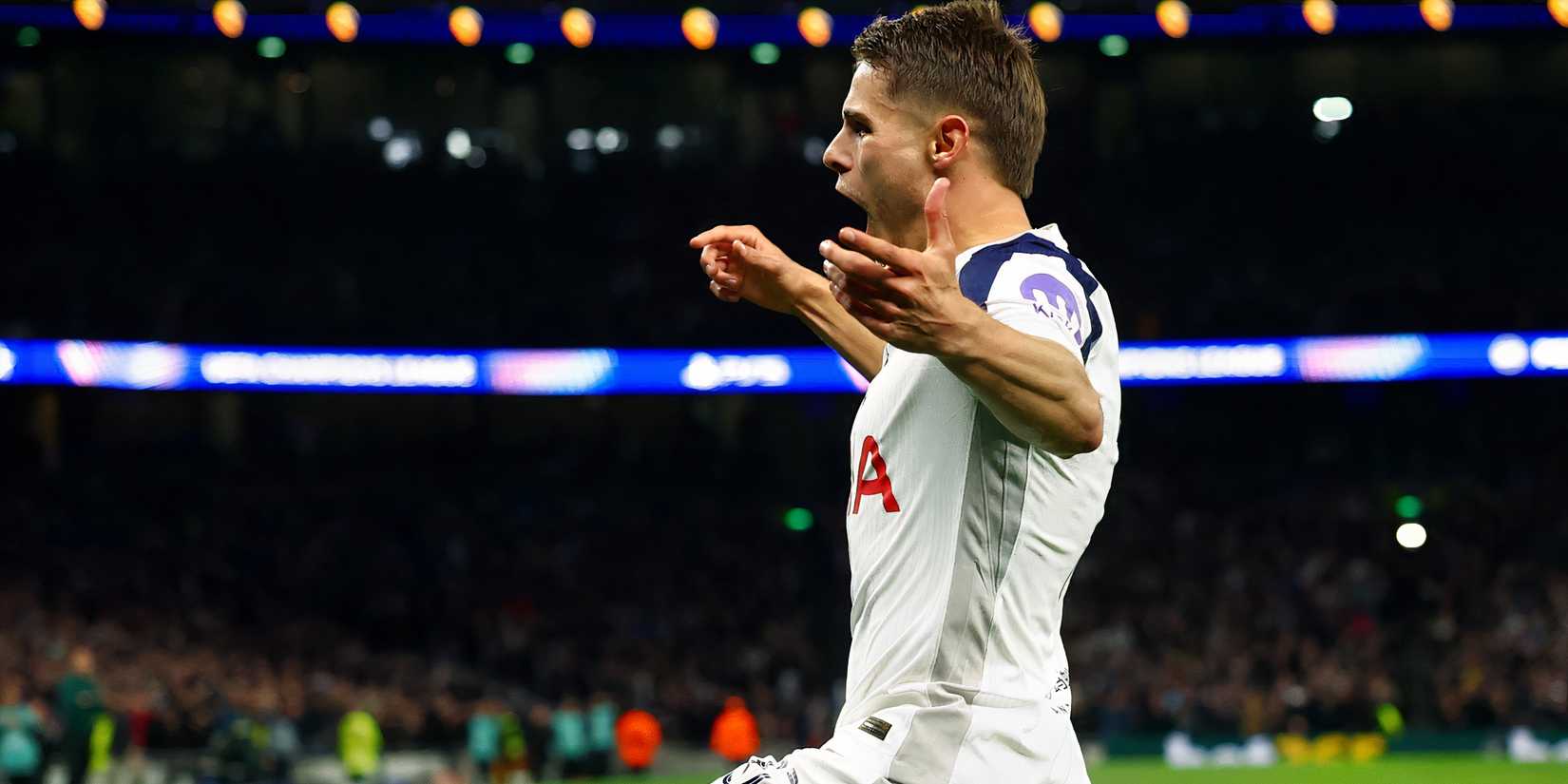 Micky van de Ven celebrates his goal against Copenhagen