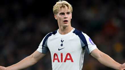 Lucas Bergvall in action for Tottenham Hotspur