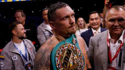 Oleksandr Usyk celebrates winning his fight against Daniel Dubois