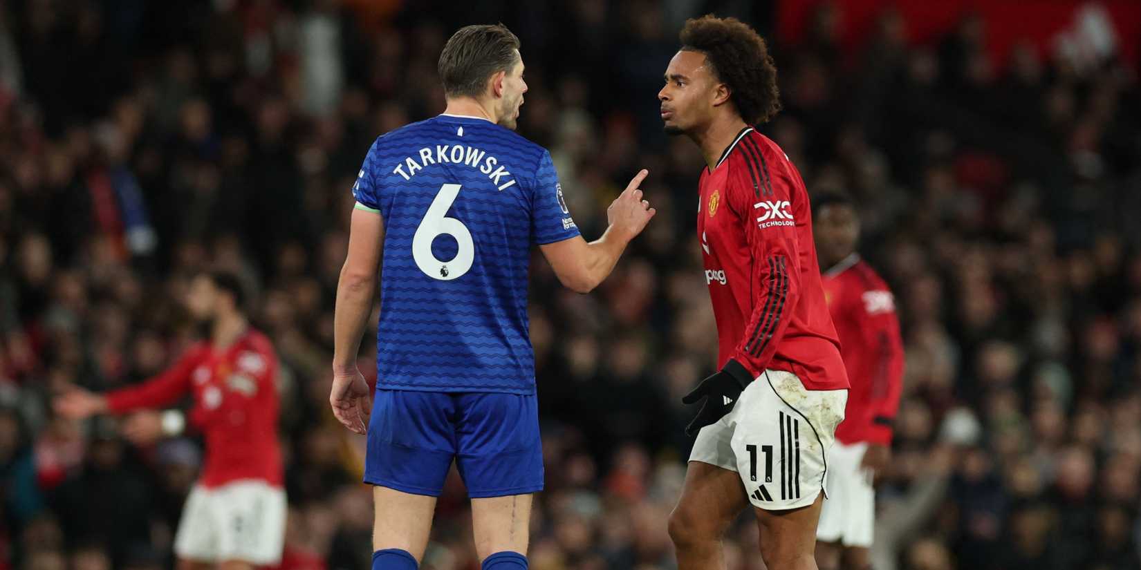 Manchester United's Joshua Zirkzee speaks with Everton's James Tarkowski