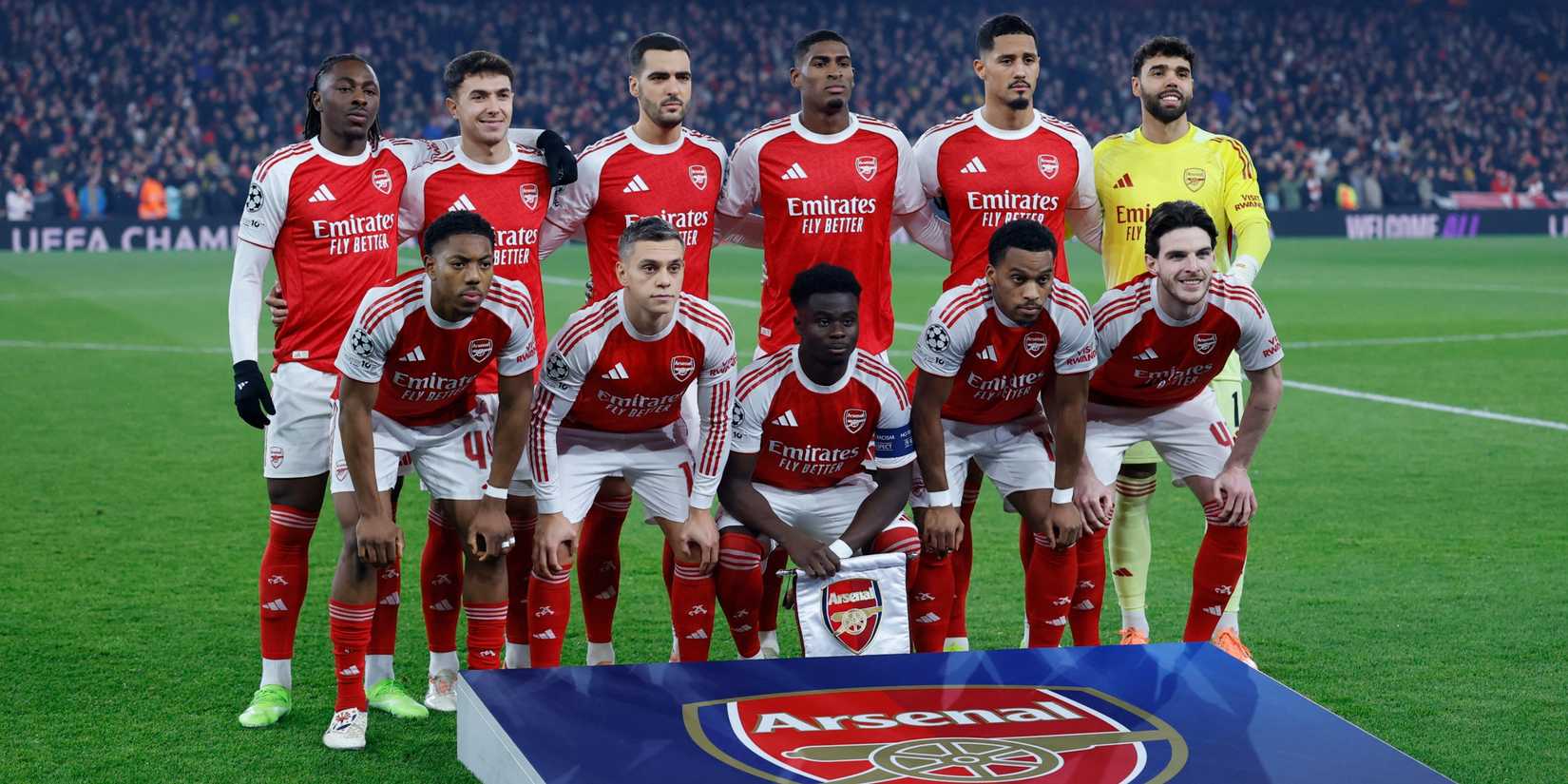 Arsenal players pose for team photo before Bayern Munich match.