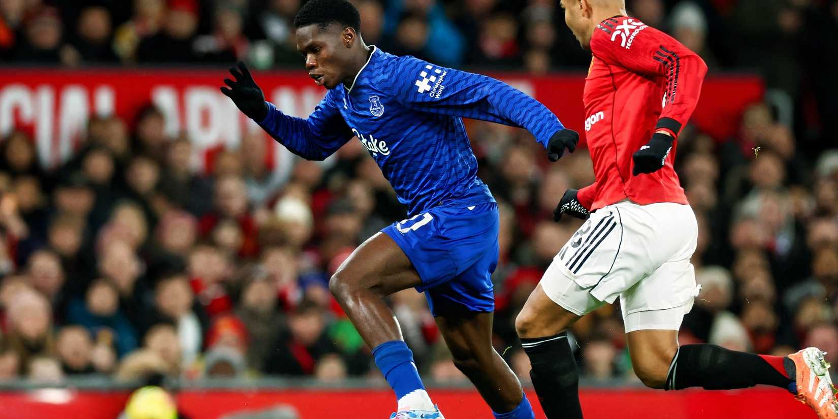 Thierno Barry playing against Manchester United