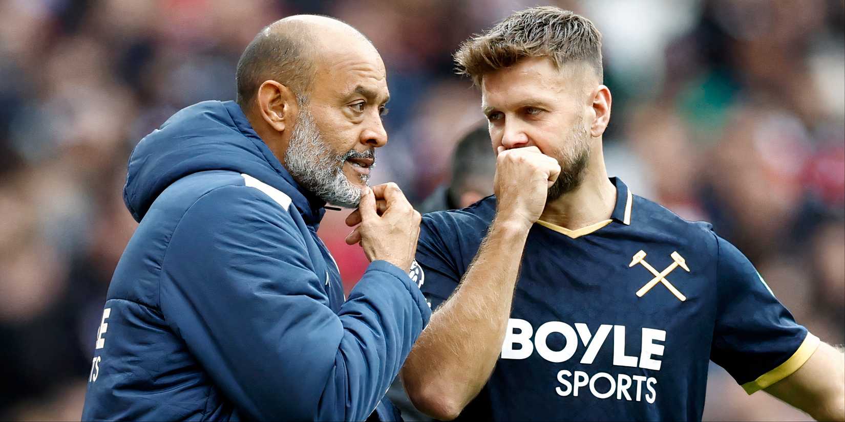 West Ham manager Nuno Santo speaks with Niclas Fullkrug