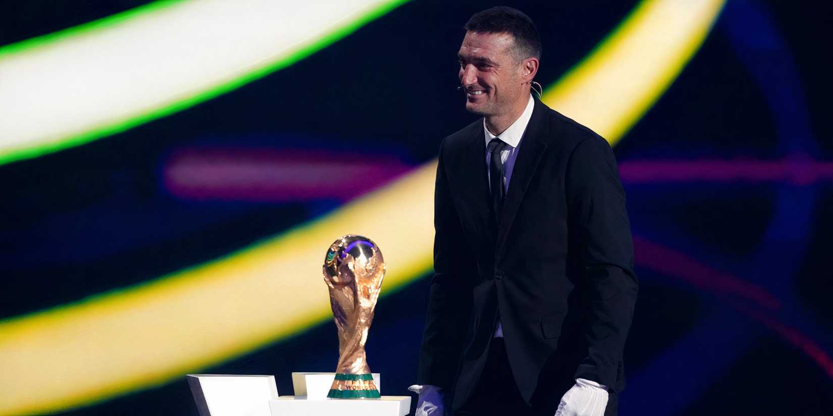 lionel scaloni white gloves