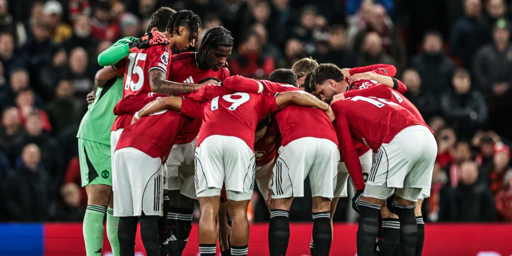 Manchester United have a team huddle