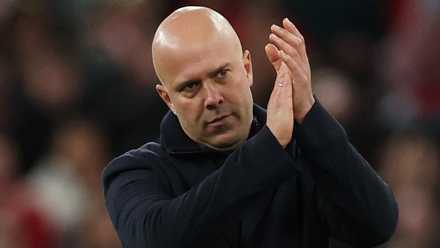 Liverpool manager Arne Slot clapping