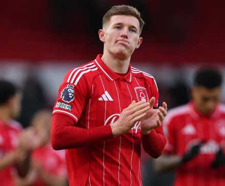 Elliot Anderson, do Nottingham Forest, aplaude os fãs