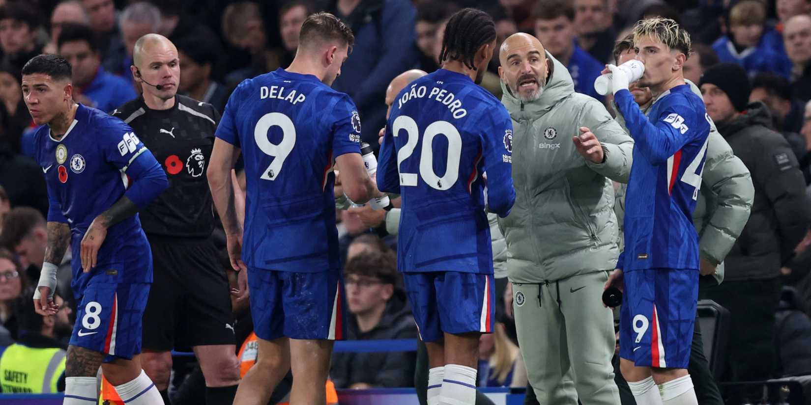Chelsea manager Enzo Maresca talks to players