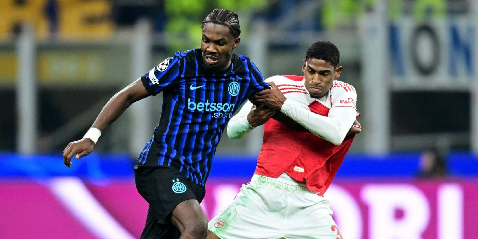 Inter Milan's Marcus Thuram in action with Arsenal's Cristhian Mosquera