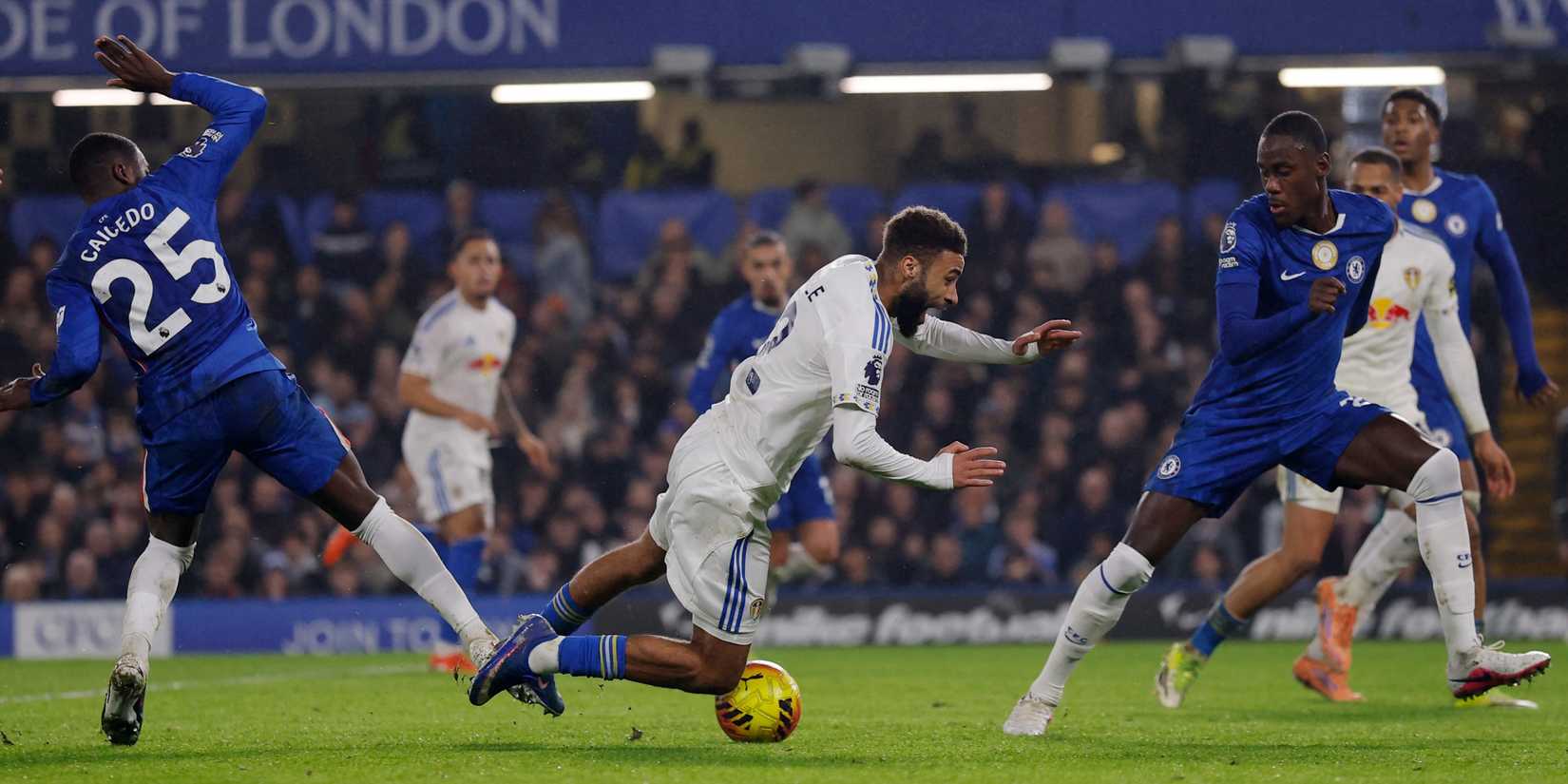 eeds United's Jayden Bogle in action with Chelsea's Moises Caicedo and Trevoh Chalobah
