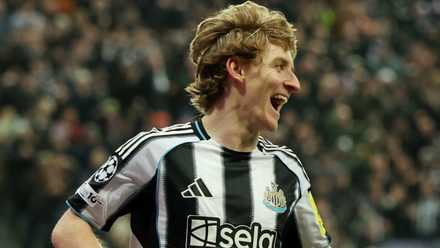 Newcastle United's Anthony Gordon celebrates scoring vs PSV