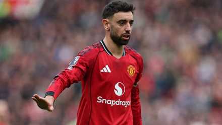 Bruno Fernandes in Premier League action for Manchester United