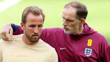 Thomas Tuchel and England's Harry Kane talk on a training pitch