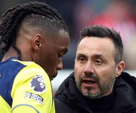 Tottenham Hotspur manager Roberto De Zerbi speaks to Destiny Udogie after the match vs Sunderland