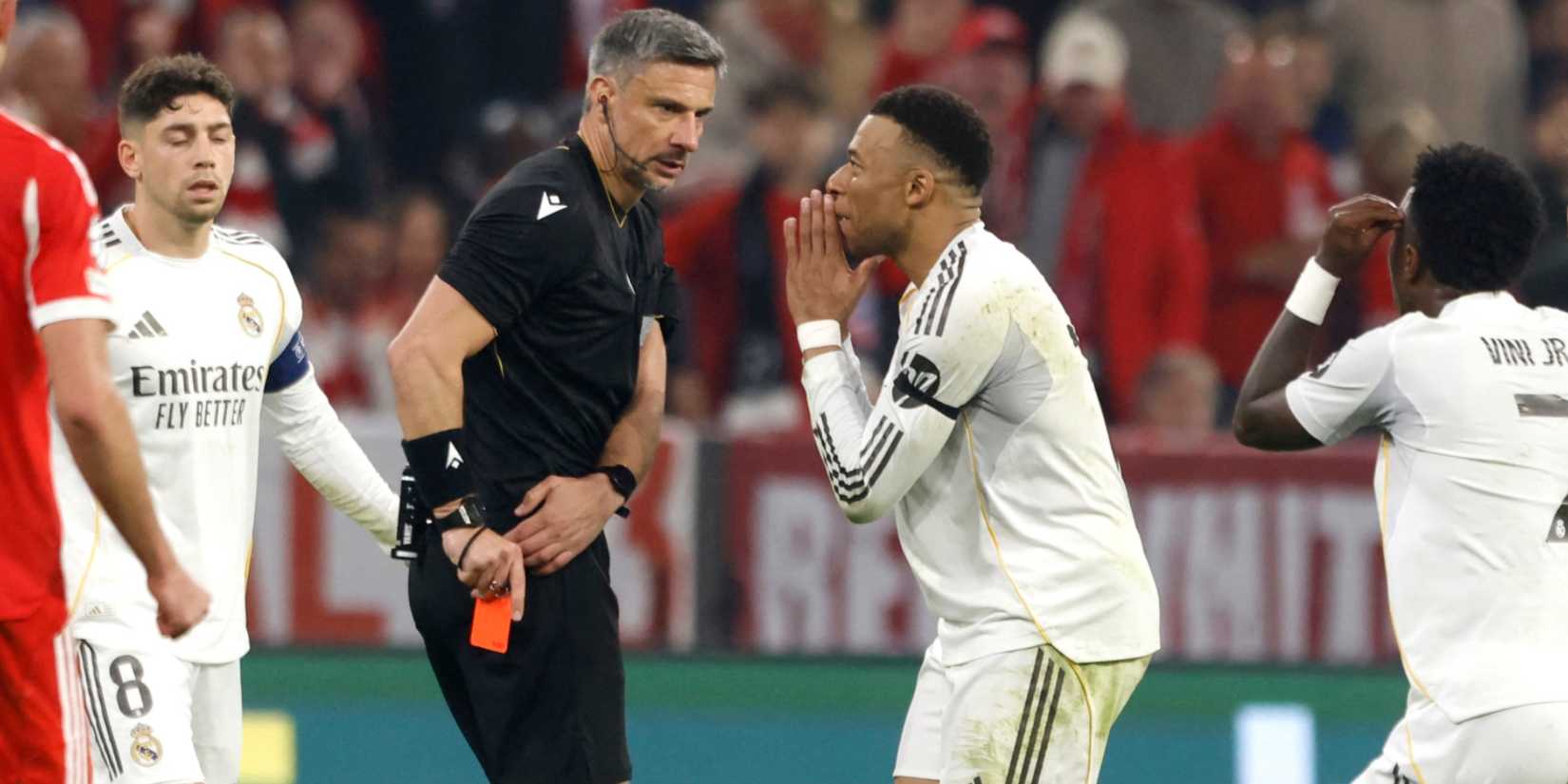 Referee after sending off Eduardo Camavinga