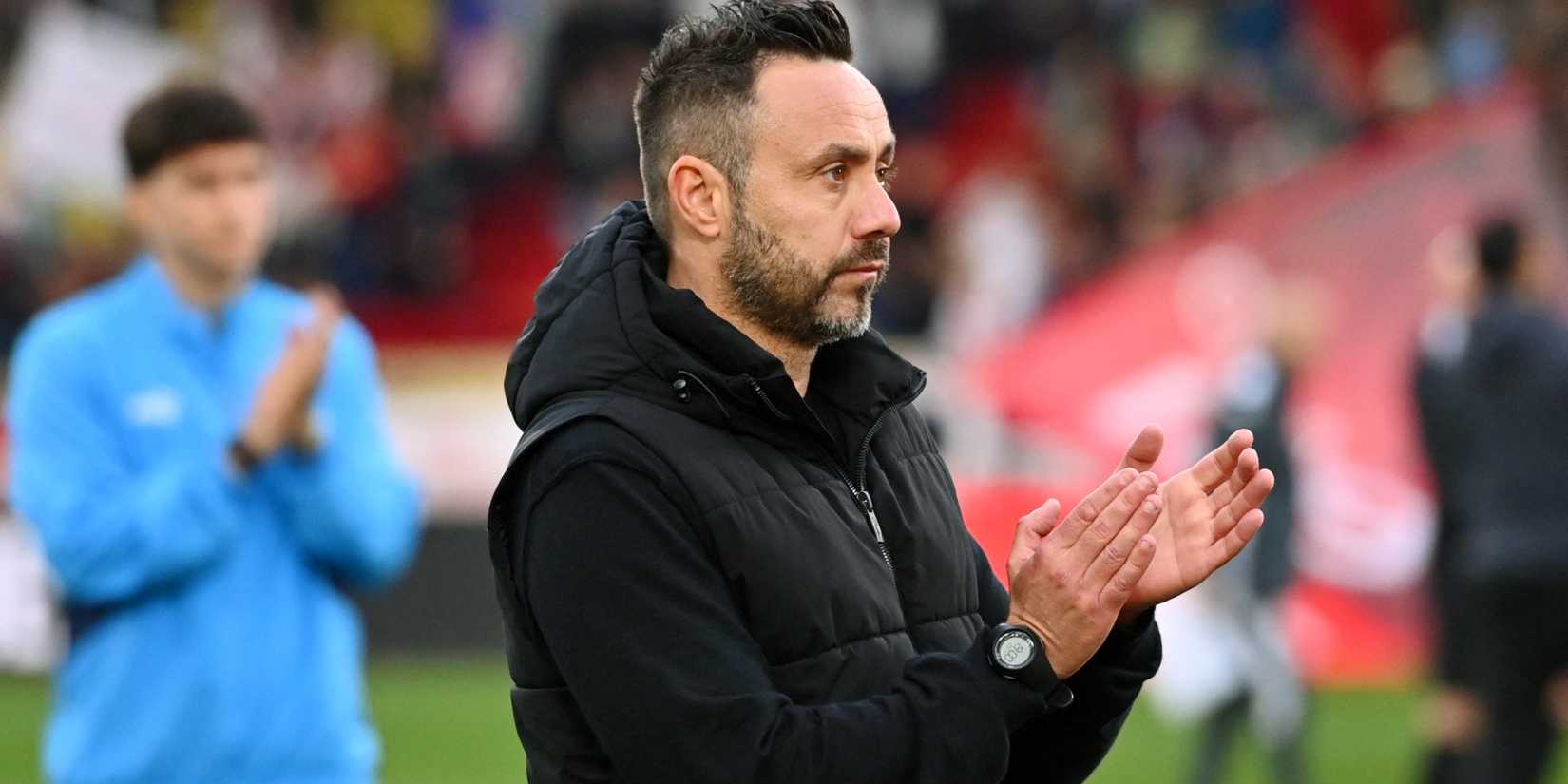 Roberto De Zerbi claps supporters