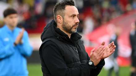 Roberto De Zerbi claps supporters