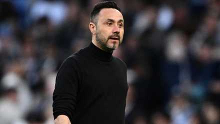 Tottenham manager Roberto De Zerbi looks on during Brighton draw