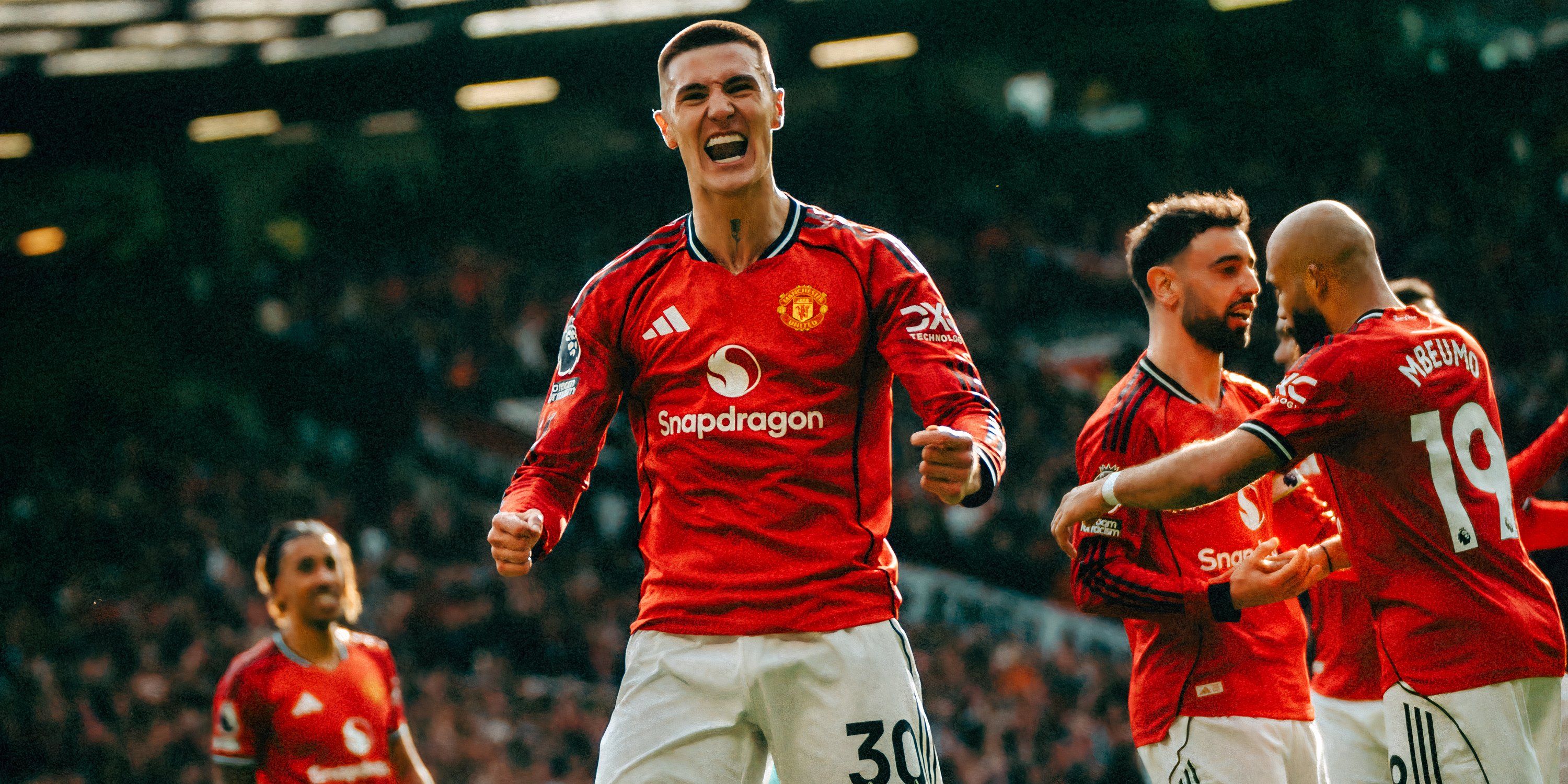 Benjamin Sesko with his Man United team-mates