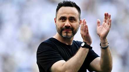 Roberto De Zerbi clapping the Tottenham fans
