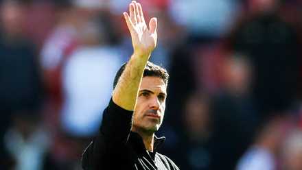 Mikel Arteta waving to the Arsenal crowd