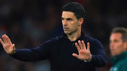 Arsenal manager Mikel Arteta puts his arms out in defence