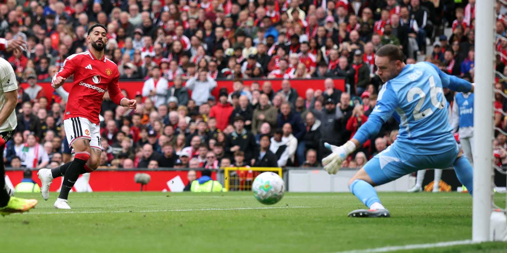 Matheus Cunha scores in Manchester United vs Nottingham Forest