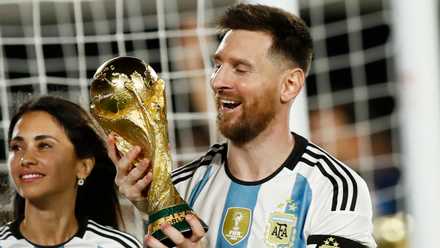 Argentina captain Lionel Messi with the World Cup trophy and his wife Antonela Roccuzzo