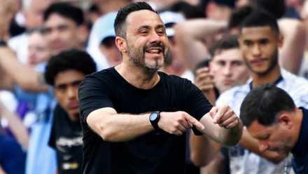 Roberto De Zerbi points during Tottenham's win over Everton