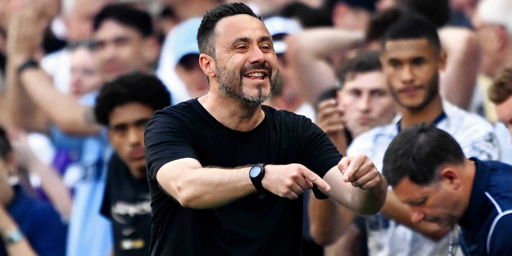 Roberto De Zerbi points during Tottenham's win over Everton