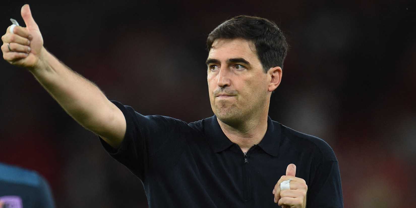 Andoni Iraola gives a thumbs-up