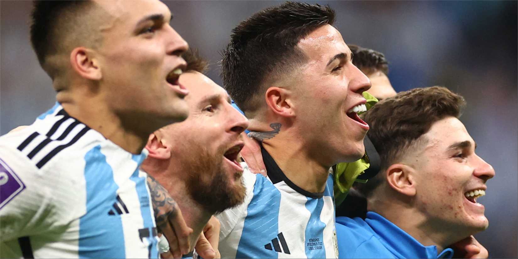 Argentina players celebrate winning at the 2022 World Cup