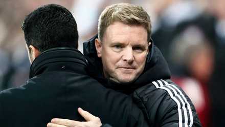 Eddie Howe embraces Mikel Arteta during Newcastle's match with Arsenal