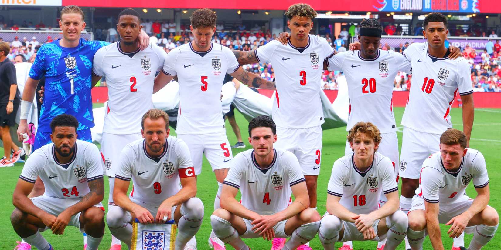 England players pose for a team group photo before the match vs Costa Rica