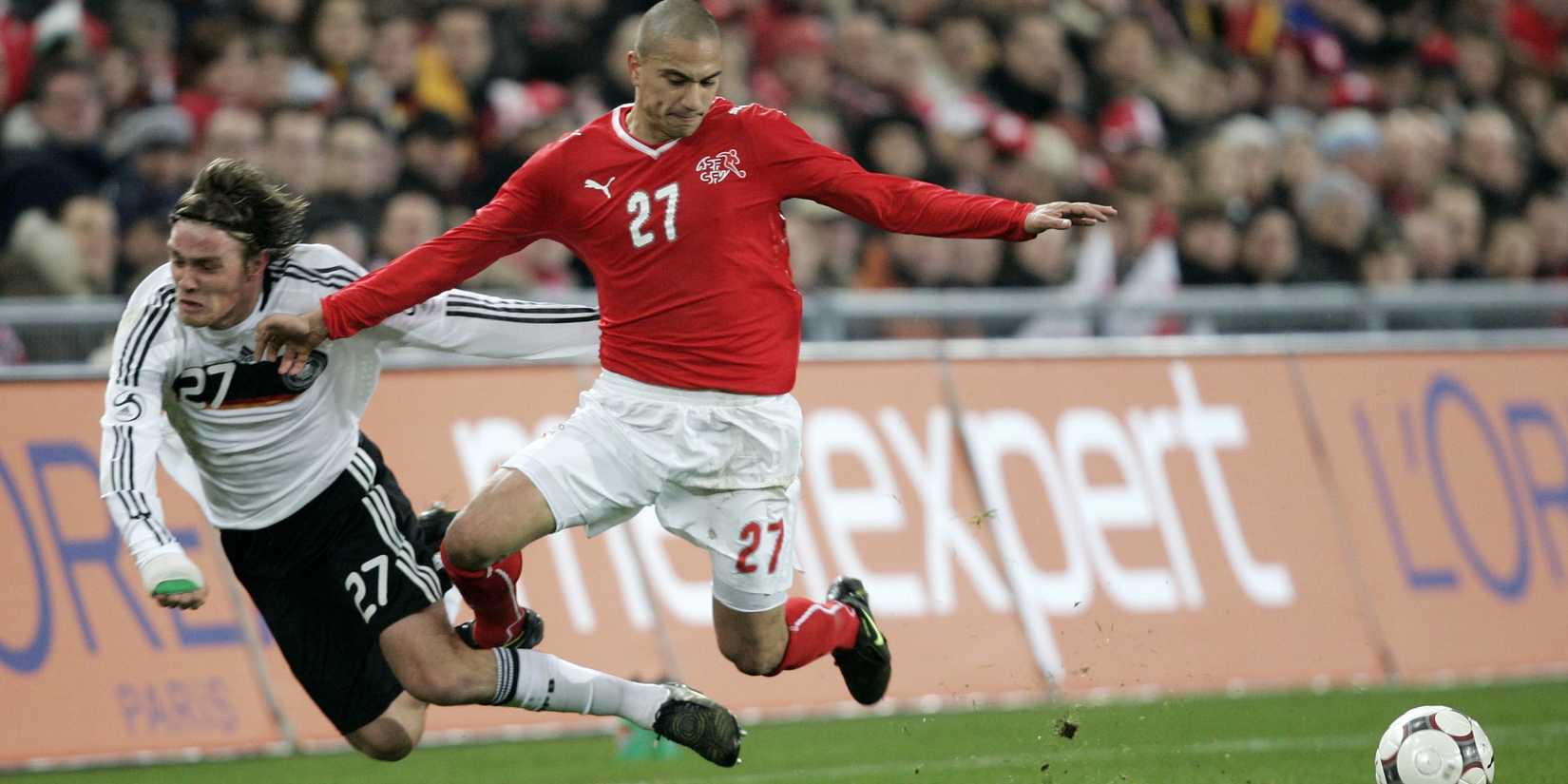 Gokhan Inler tussles with Clemens Fritz