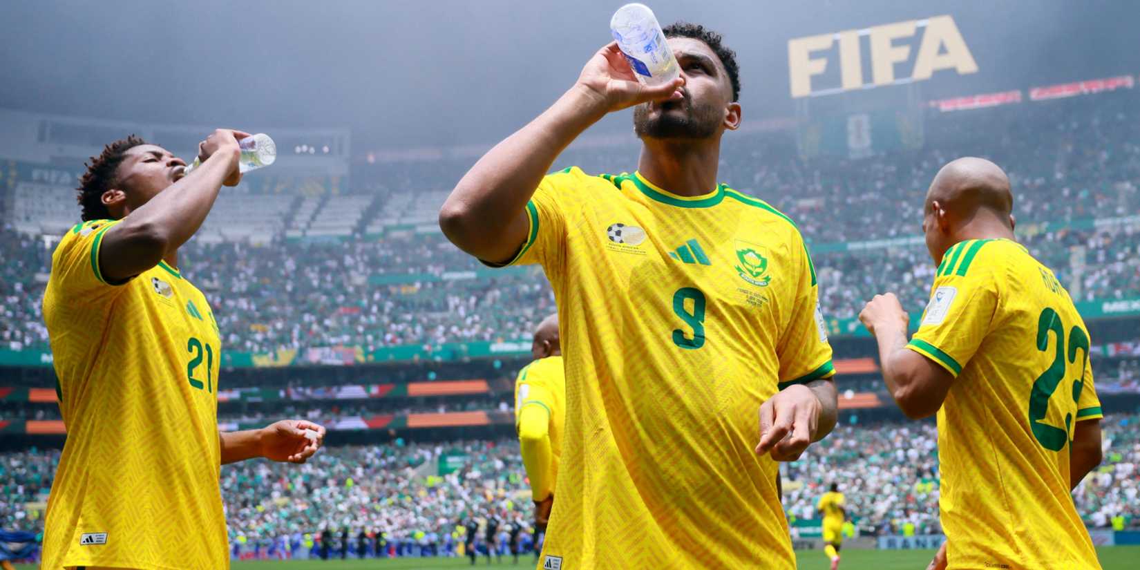 South Africa players drink water during World Cup match vs Mexico