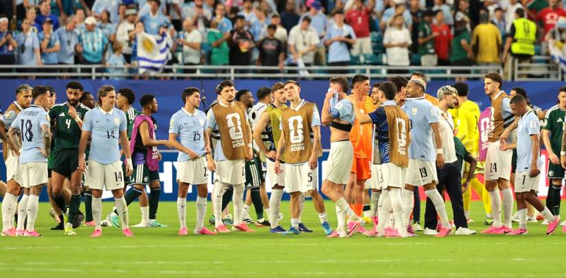 Uruguay and Saudi Arabia players