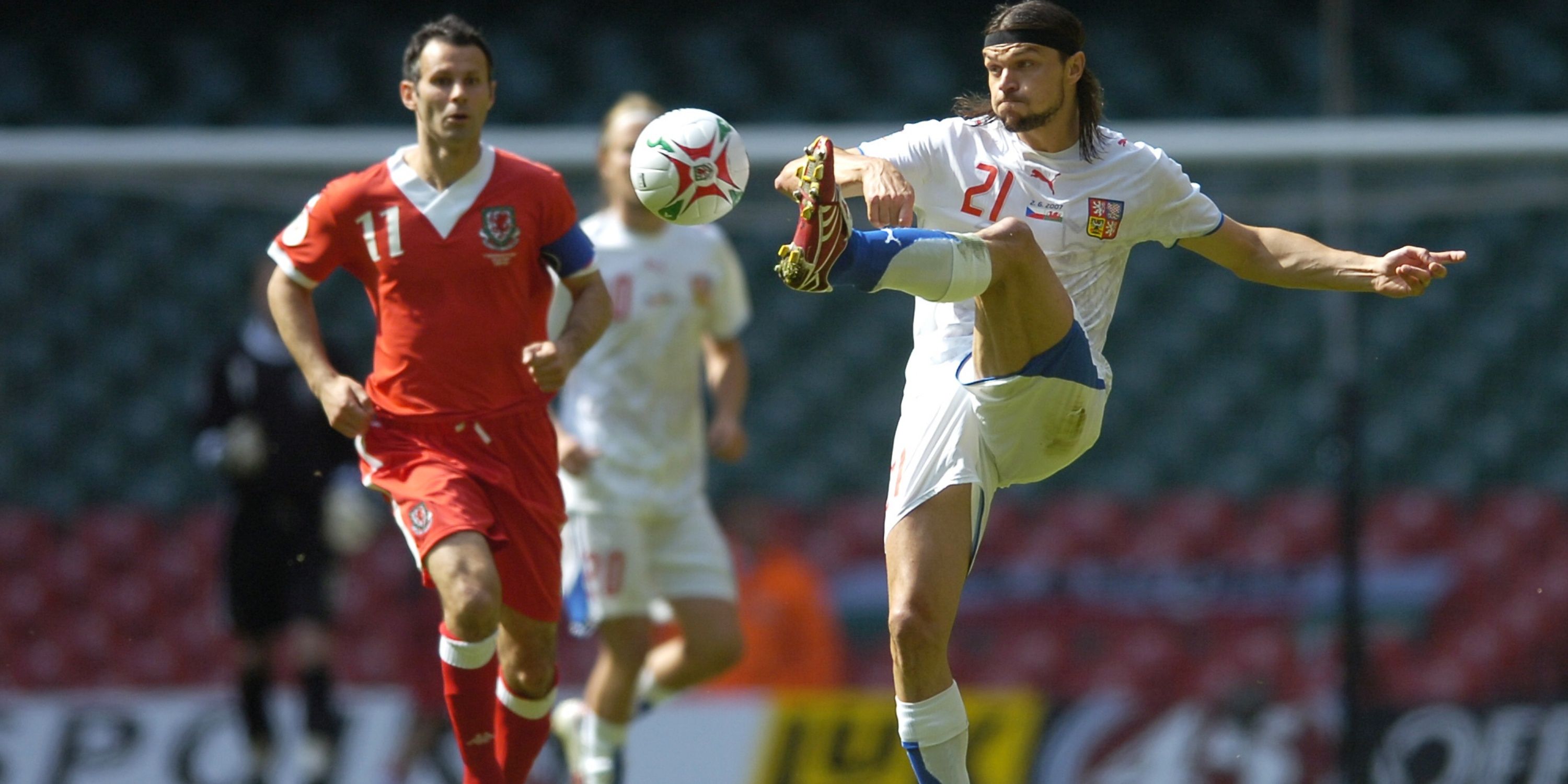 Tomas Ujfalusi with Ryan Giggs in the background