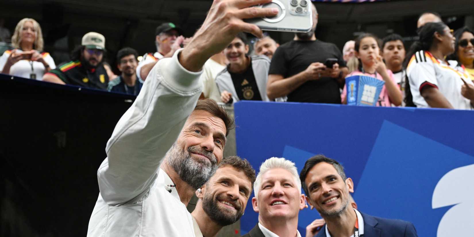 Jurgen Klopp, Thomas Muller, Bastian Schweinsteiger and Roque Santa Cruz pose for a selfie at the 2026 World Cup